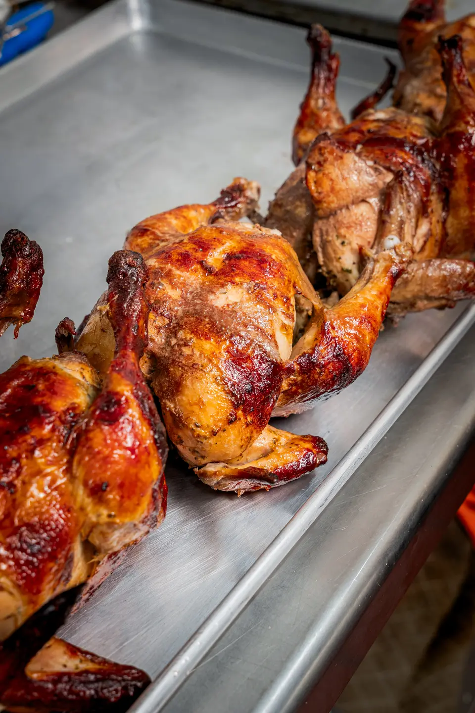Pollo asado terminado al carbón de La Fonda Waikiki
